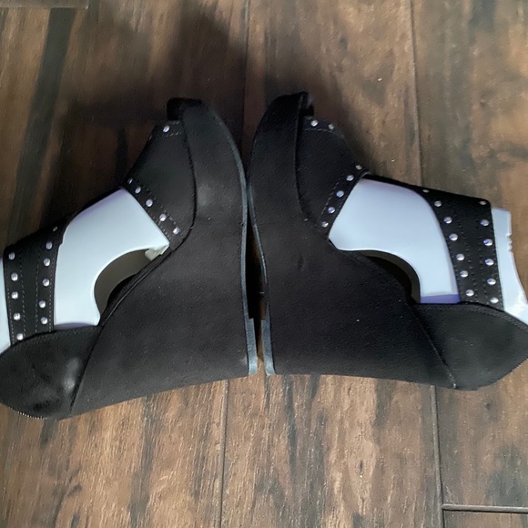 FIONI BLACK WITH SILVER STUD WEDGES - Picture 2 of 6